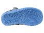 Semelle en caoutchouc bleue avec un motif en losange sur une chaussure pour enfant.