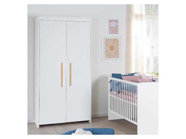 Chambre de bébé blanche avec armoire, berceau et art mural soleil et nuage.