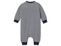 Un pyjama rayé pour bébé.