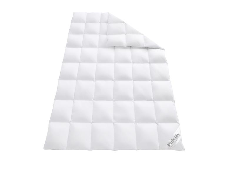 Couette blanche matelassée avec une étiquette Balette Premium Bedding