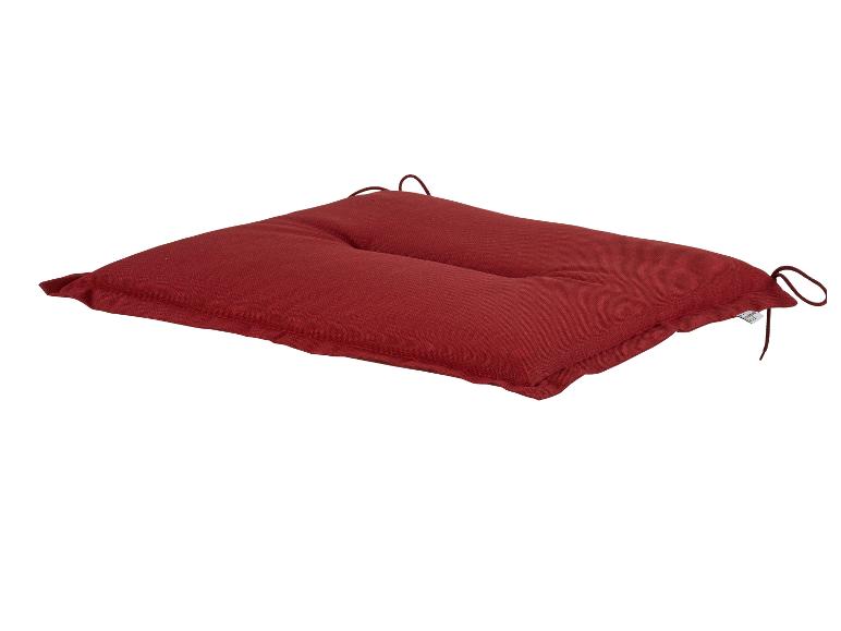 Un coussin de chaise rouge avec des lacets