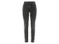 Un jean skinny gris foncé pour femme.