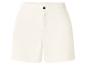 Shorts femme couleur crème avec taille élastique et bouton noir.