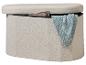 Pouf de rangement bouclé crème avec une couverture tricotée bleu clair et une couverture marron à l'intérieur