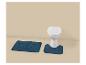 Ensemble de tapis de bain bleus avec tapis de toilette sur un sol couleur sable.