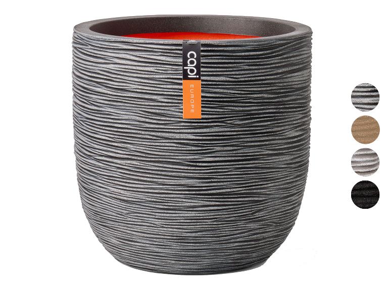 Jardinière en plastique gris avec texture ondulée et intérieur orange, avec échantillons de couleurs.