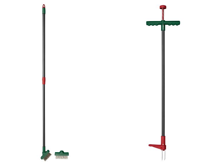Deux outils de jardin : un désherbeur et une brosse à joints à long manche.