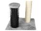 Un griffoir pour chat avec une brosse et une corde de sisal pour griffer.
