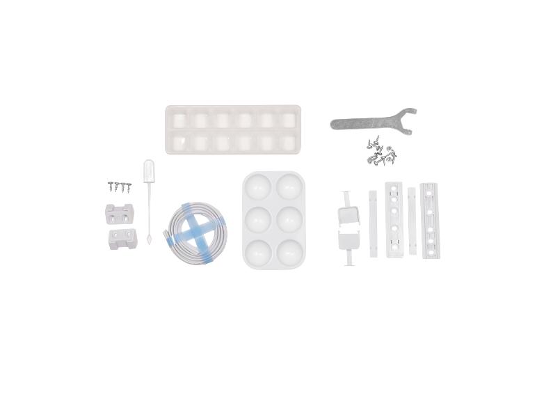 Un ensemble de composants en plastique blanc, une clé, des vis et un câble enroulé.
