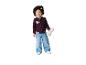 Fille en veste de baseball bordeaux avec « PARIS 98 » et jean large, tenant une peluche d'agneau.