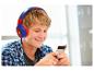 Un garçon porte un casque Spider-Man et utilise un smartphone.
