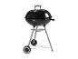 Un barbecue rond noir sur un support en métal avec des roues.