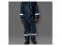 Une combinaison imperméable bleue avec des bandes réfléchissantes et un motif animalier.