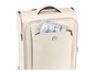 Valise Topmove beige avec trousse de toilette et flacons de lotion, shampoing et crème solaire.