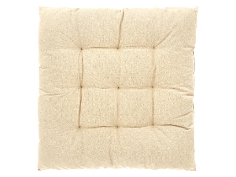 Coussin de chaise beige tufté avec des boutons, sur fond blanc.