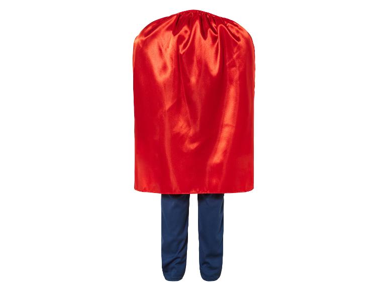 Cape de super-héros en satin rouge et pantalon bleu sur fond blanc.