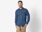 Chemise en jean et pantalon cargo pour homme.