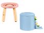 Un tabouret rose à motif arc-en-ciel et un tabouret de rangement bleu avec une queue de dinosaure.