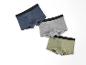 Trois boxers en bleu, gris et vert