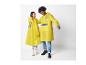 Ponchos de pluie jaunes Lidl : un modèle pour homme et un autre pour femme.