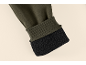 Gros plan sur le poignet d'une manche vert olive avec une doublure en polaire noire et chaude.