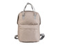 Un sac à dos beige en matériau ressemblant à du papier.