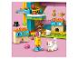 Ensemble de jeu LEGO avec une figurine, un chiot, un chat et des accessoires de chef.