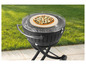 Un barbecue noir avec une pizza sur une pierre à pizza.