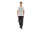 Modèle masculin portant un t-shirt blanc Parkside et un pantalon de travail.