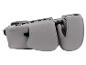 Un siège auto gris avec une ceinture de sécurité verte.