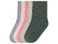Cinq paires de chaussettes côtelées en gris, rose clair, rose foncé, vert clair et vert foncé.