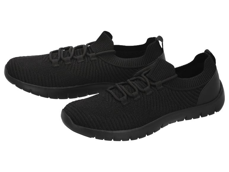 Paire de baskets noires en maille à lacets avec semelles souples.