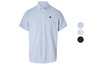 Une chemise à manches courtes à rayures bleues avec un petit logo.