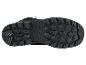 Semelle noire d'une chaussure de randonnée avec crampons.