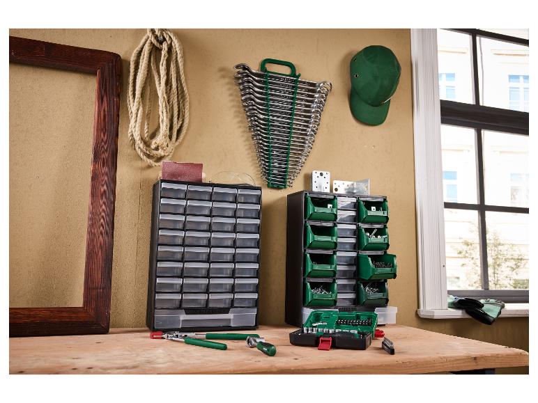 Rangement d'outils avec tiroirs et bacs, clés et outils sur une table en bois.