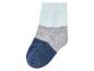 Une chaussette bleue, grise et bleu clair.