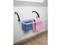 Un sèche-linge blanc avec deux serviettes, une rose et une bleue, fixé à un radiateur.