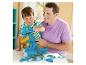 Un père et son fils construisent un dinosaure bleu avec des blocs de jeu Mega Bloks.