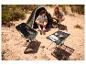 Couple en camping avec une tente, une chaise pliante et une table de camping.