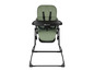 Une chaise haute Bebe Confort verte avec un plateau noir.