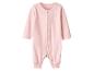 Grenouillère rose à manches longues pour bébé avec boutons sur le devant.