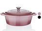 Une cocotte en fonte rose avec un couvercle.