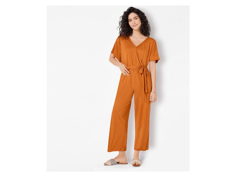 Une femme porte une combinaison orange avec une ceinture.