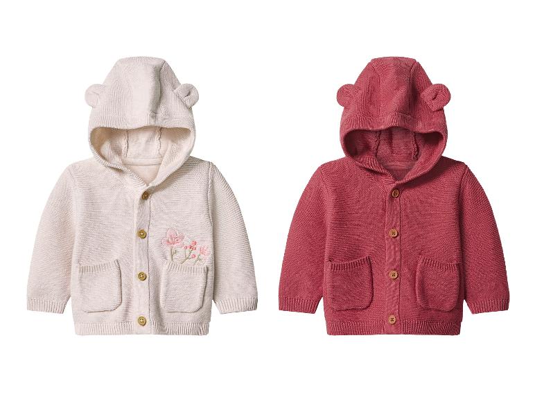 Deux cardigans tricotés pour bébé, un crème avec broderie florale et un rouge, tous deux avec capuche à oreilles.