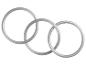 Trois anneaux métalliques argentés interconnectés sur fond blanc.