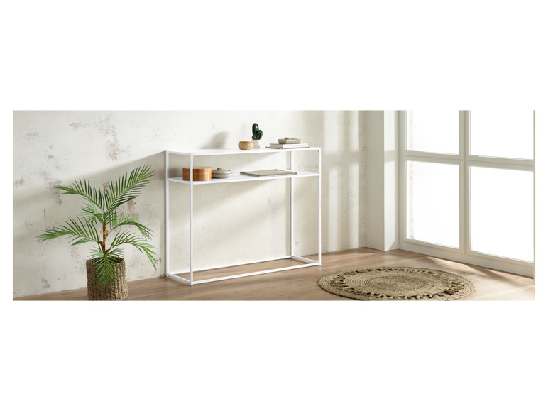 Console blanche avec deux étagères, des objets décoratifs et un tapis en jute.
