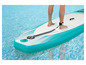 Un paddleboard gonflable dans l'eau avec une personne dessus.