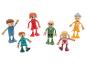 Six figurines de jouets en bois et plastique, représentant une famille, sur fond blanc.
