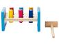 Un marteau en bois et un cadre avec des blocs de bois colorés à frapper.