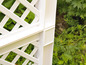 Panneau de treillis blanc avec un motif en diagonale.